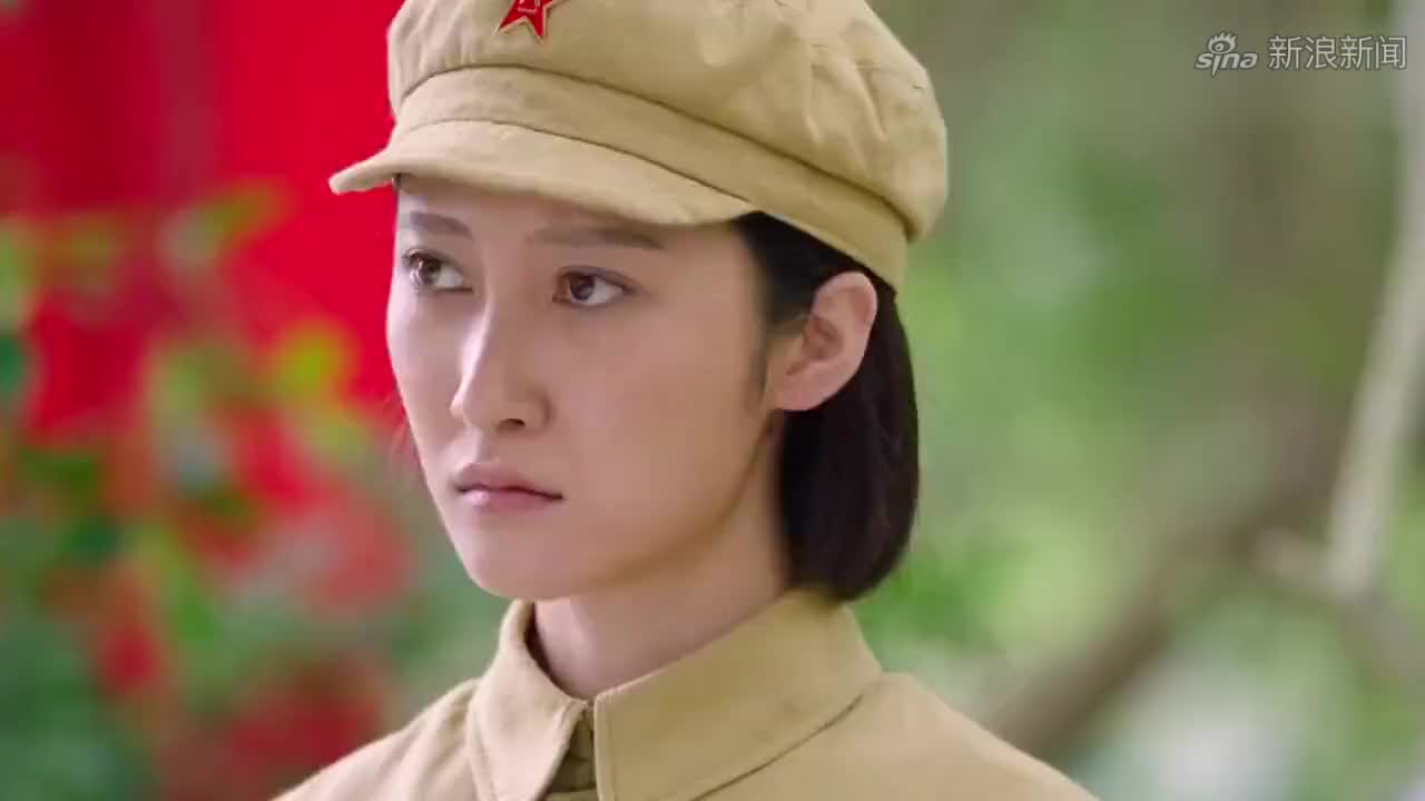 红鲨突击:敌人以为姑娘要投降,怎料姑娘转身,霸气拿出枪