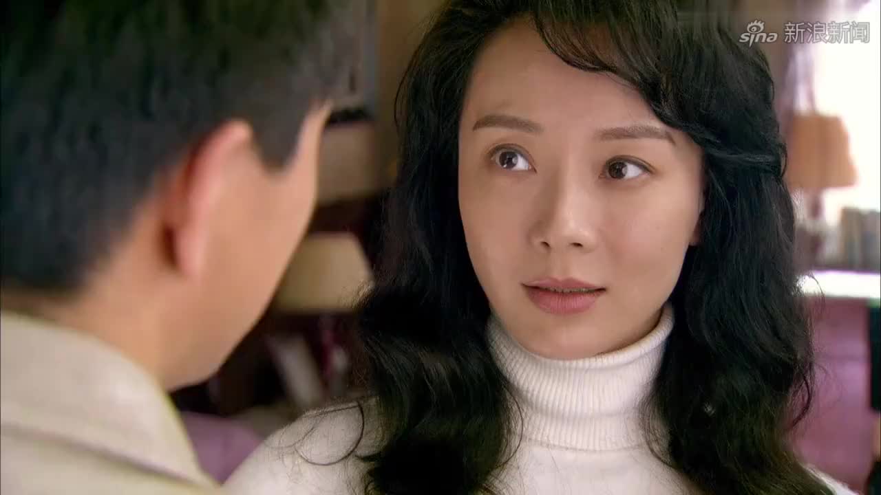 李立勋为郁珠拿来牛奶,郁珠生分地说谢谢,二人聊起工作