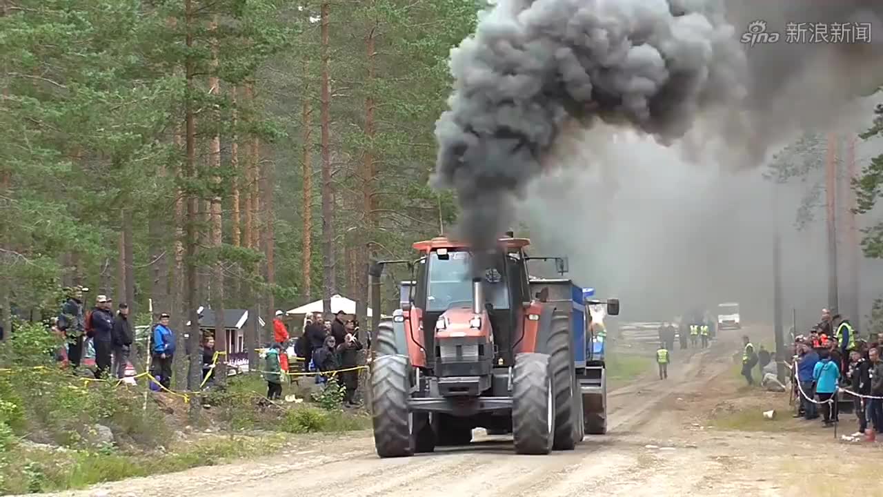 国外拖拉机神车,排气管冒出浓浓黑烟,引来数十人围观!