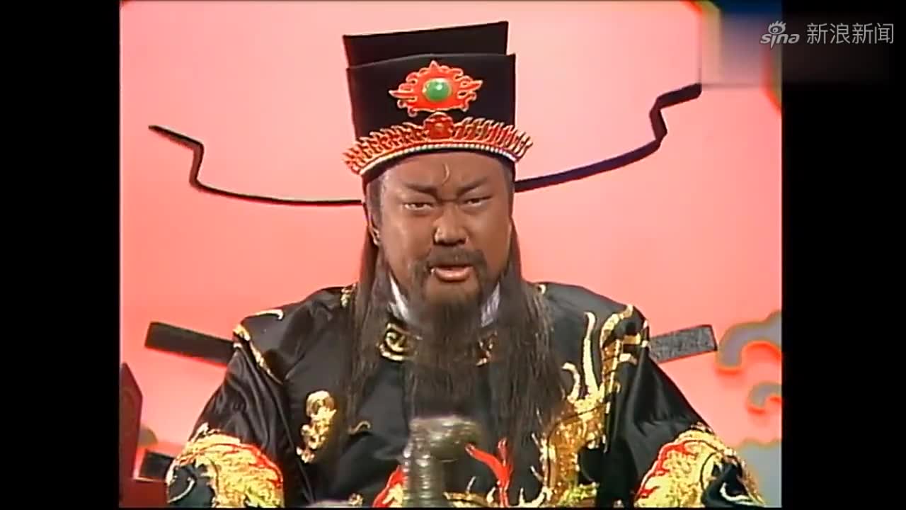 包青天要传小伙的母亲上堂没想到小伙竟然要包青天亲自去接