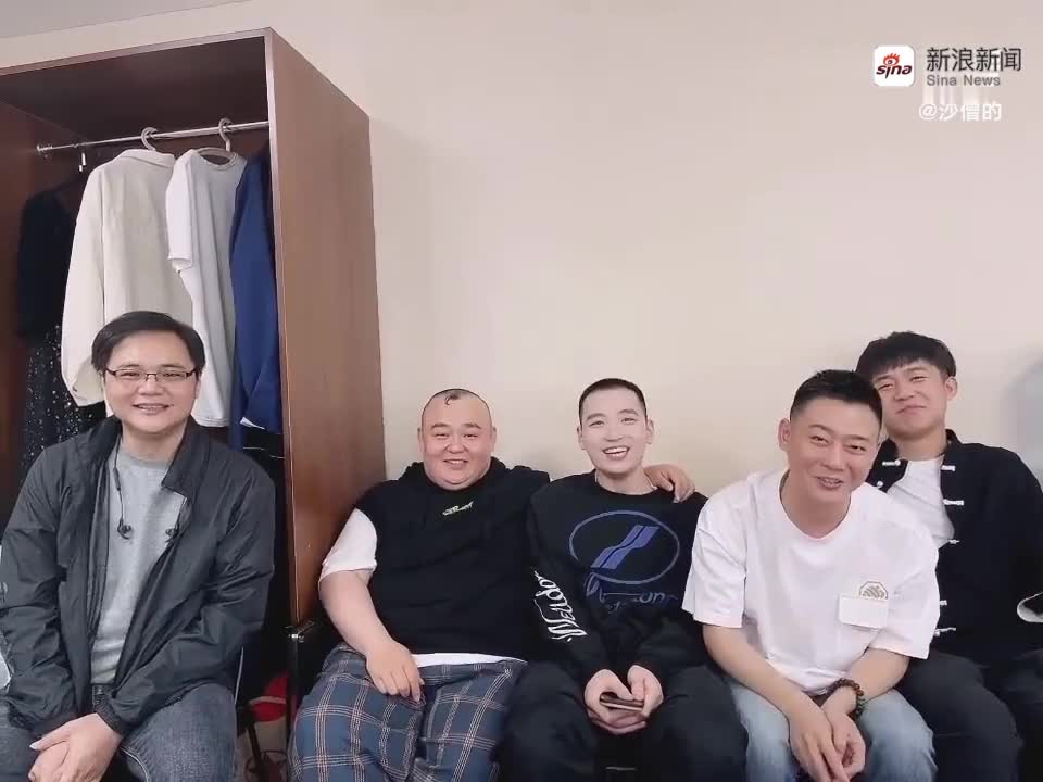 冯照洋杨鹤通说相声,俩人台上爆笑演绎,笑点不断,观众都笑喷了