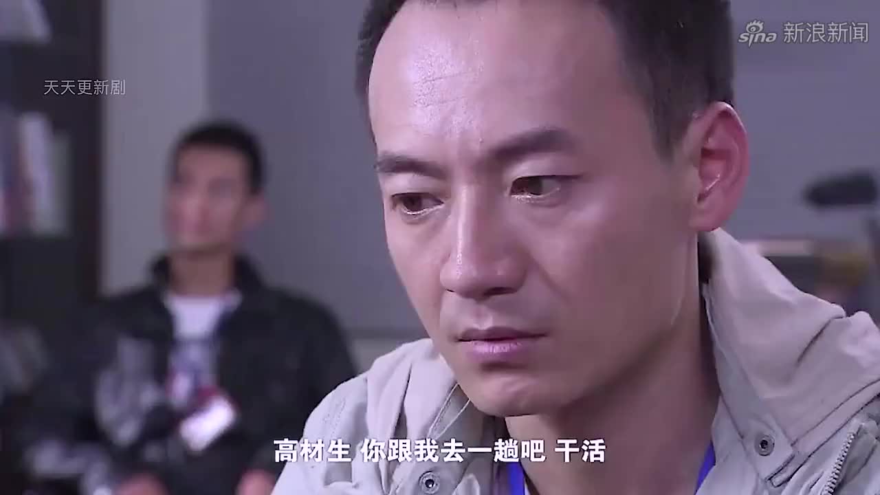 无法放弃:女孩翻垃圾桶找证据,哪料背后有双眼睛盯着她,真吓人