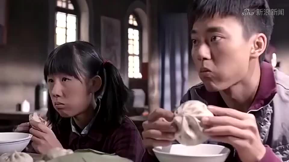 老农民:老农辛苦一辈子,总算是吃上了肉包子,一咬一口油,泪崩