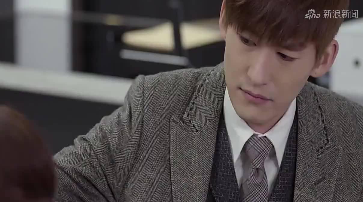 封腾当着众人的面给杉杉挑菜,可是杉杉什么都吃啊,真体贴