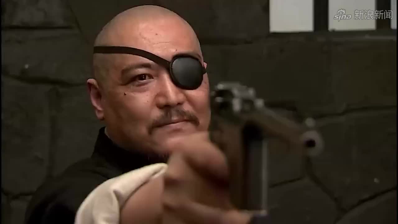 帅小伙和独眼龙在房顶上斗智斗勇!