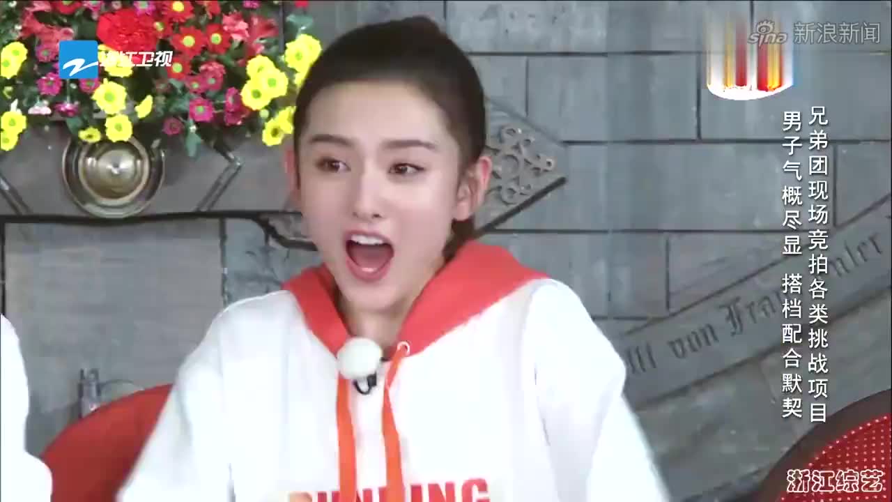 黄圣依教86岁婆婆螃蟹舞,杨子看到这一幕反应太真实了哈!