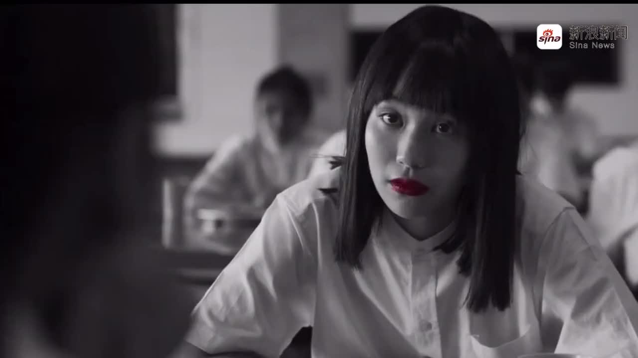被娜诺黑白影片的一抹红唇惊艳到了