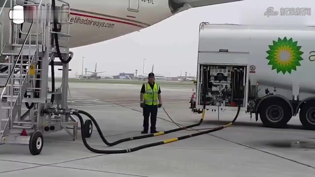 地沟油提炼飞机燃油图片