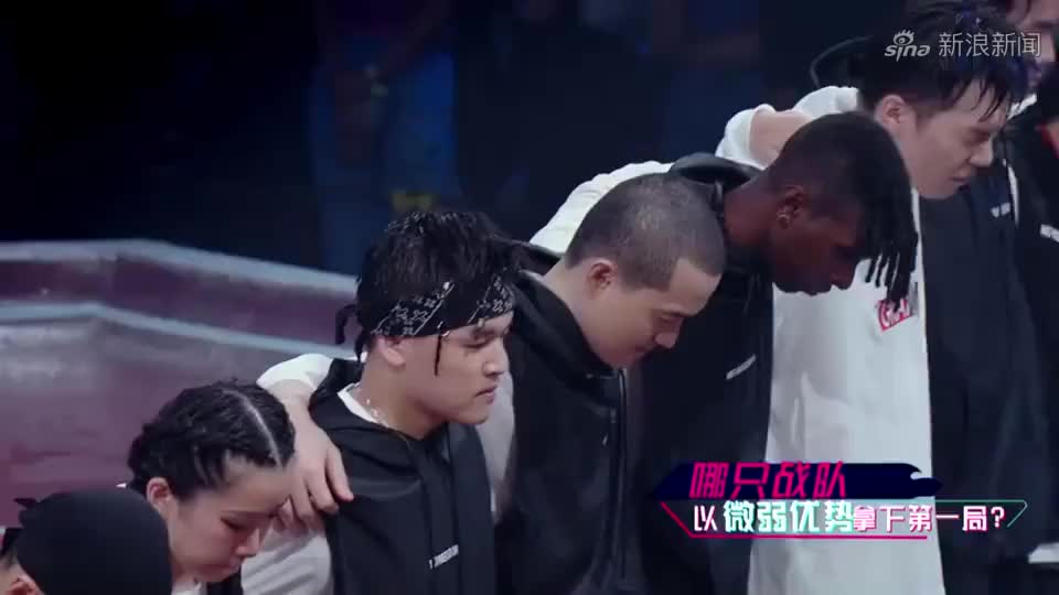 农村猪肉降价了,集市12块一斤,村民排队购买