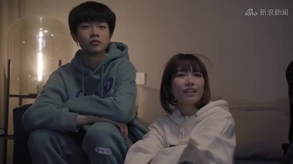 《同一屋檐下》弟弟看卡门彬神甜蜜画面,笑容逐渐消失