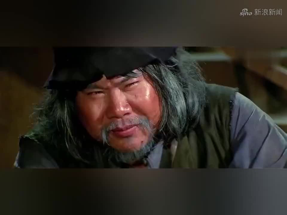 早期经典老电影,脏兮兮老乞丐功夫高深莫测,竟把小伙当根绳耍