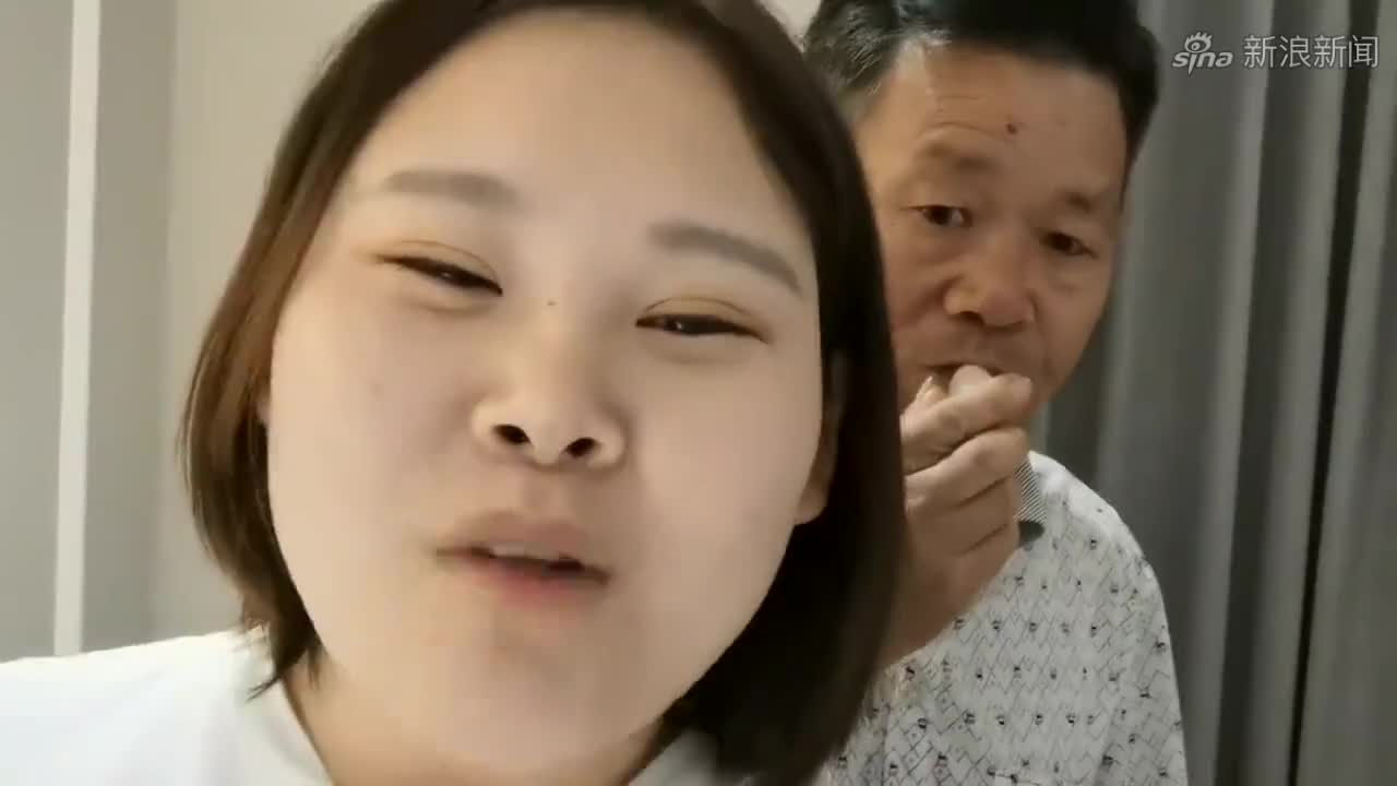 洪涛在驻马店受伤了,妞妞和两位父母去看望,婆婆心疼的要掉眼泪