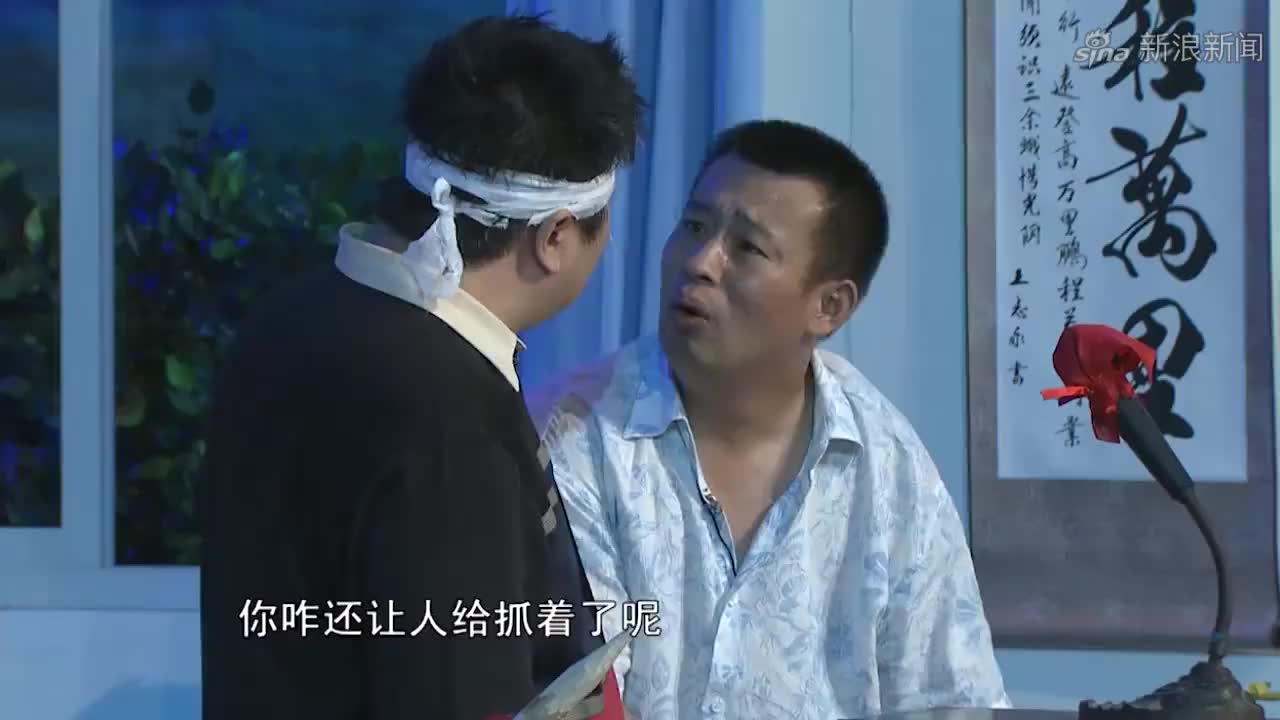 马大帅:小蒙和刘大脑袋吃晚餐,服务员用牙开红酒,吓坏刘大脑袋
