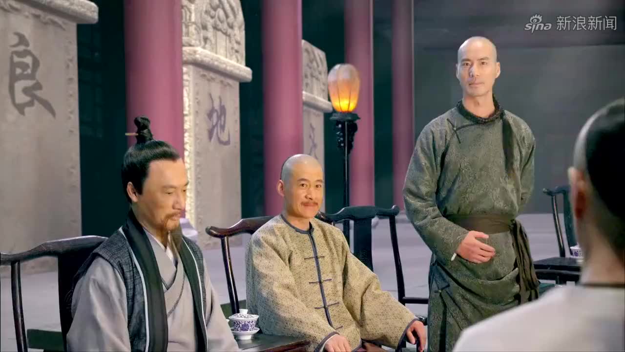 天地会的人脚板底下刻反清复明,小宝却刻这个,反而救了自己