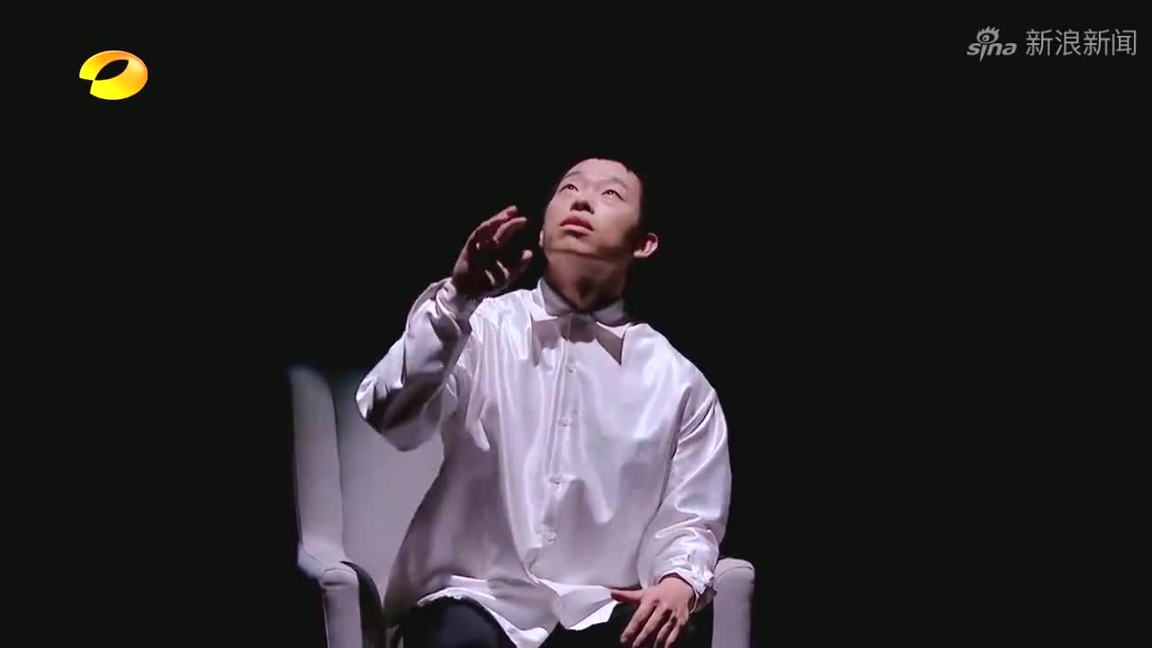 街头乞丐深情演唱一首《下定决心忘记你》,公园大爷,听得直拍手