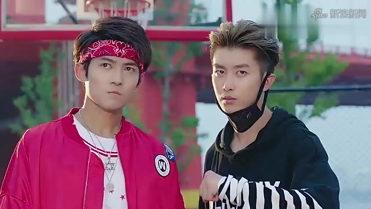 热血狂篮:楚逍光速运球打破记录,震惊全场,邢菲表示运气好而已