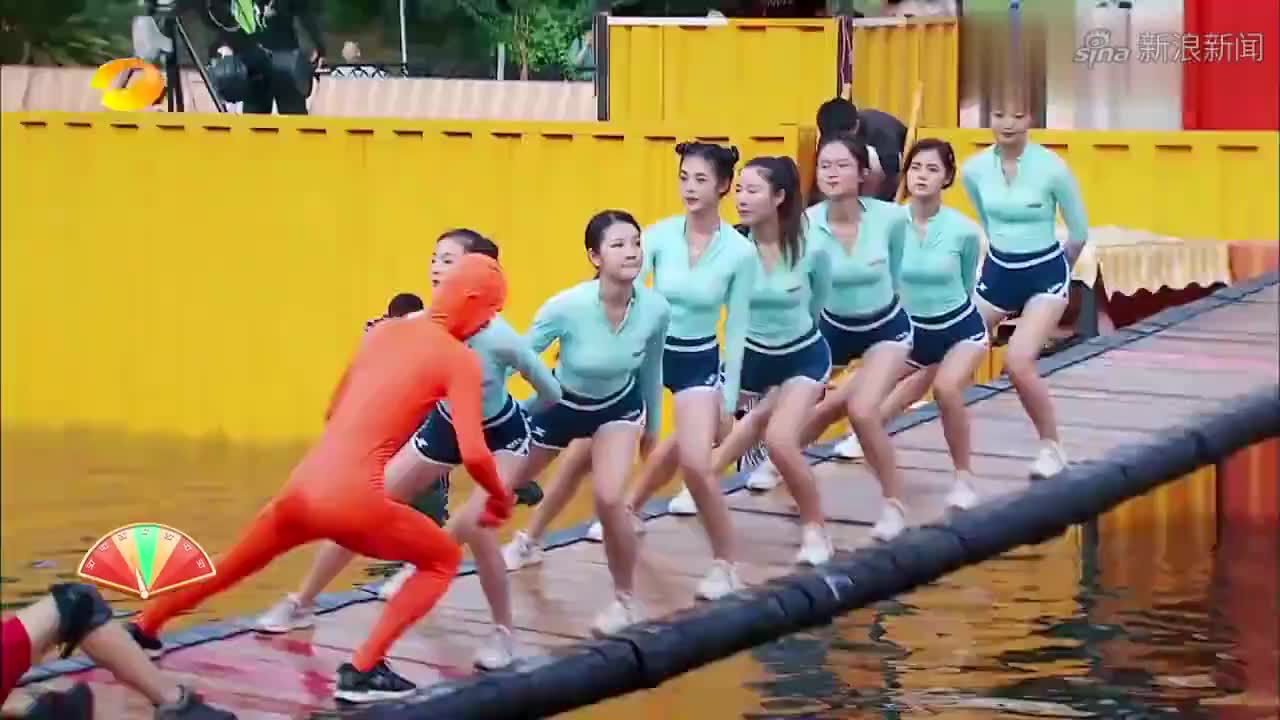 摇啊笑啊桥:小姐姐们跳舞,活力十足魅力四射,猎豹小哥哥看呆!