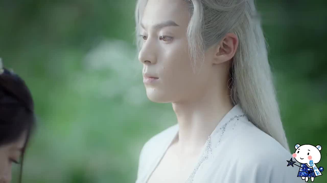 幼时的轻烟对尉迟龙炎龙炎很熟悉,两人相约轻烟十八岁的时候再见