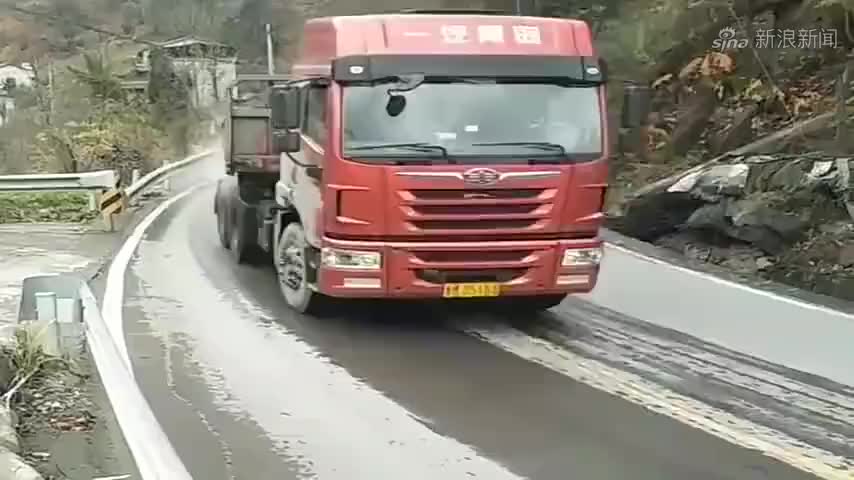 大货车游戏:老司机驾驶大板车拉大铲车和小铲车去干活