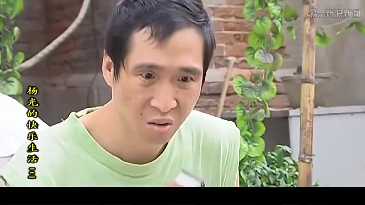 杨光和条子喝酒条子还拿出自己超市里的肉罐头杨光:快过期了