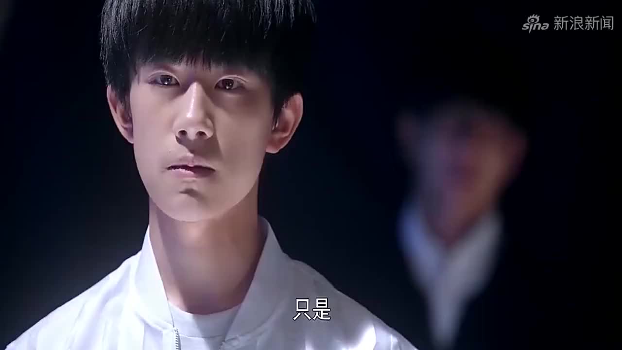 超少年密码:谌浩轩与机器人比舞,跳的竟然比机器人还好,帅气