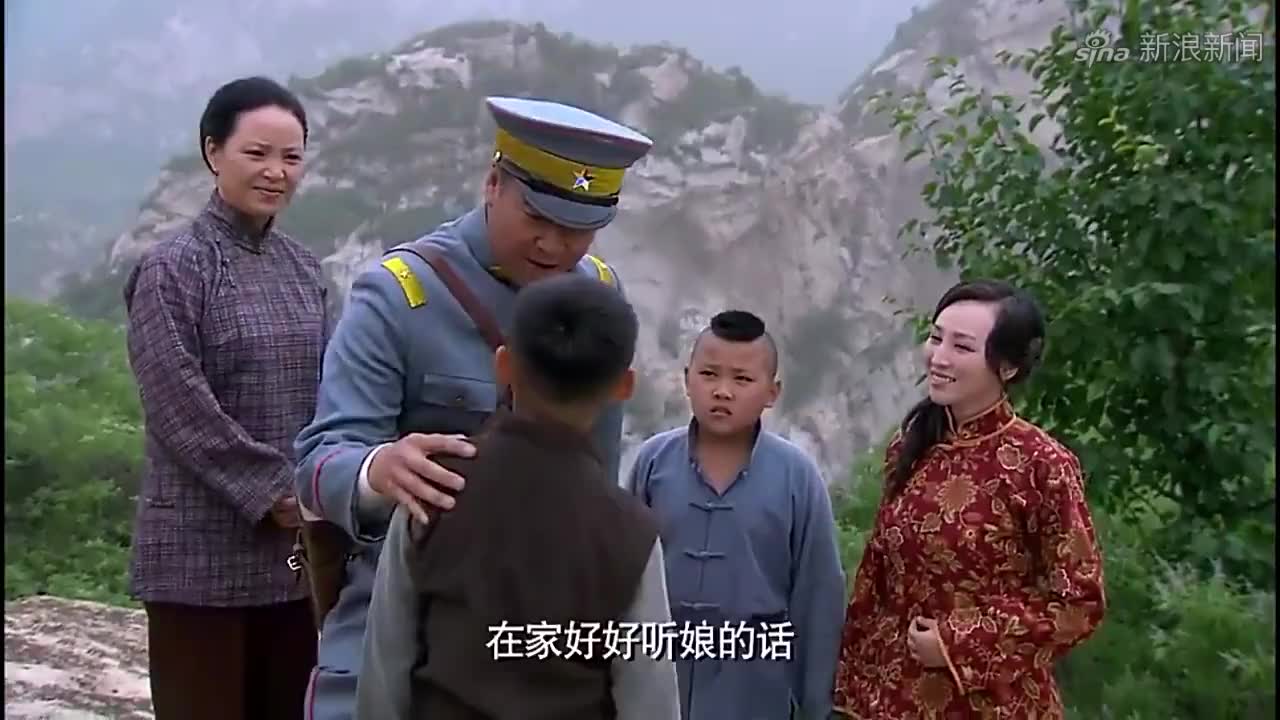 铁梨花:看着走远的梁飞虎,梨花打开盒子,里面竟然是一把手枪