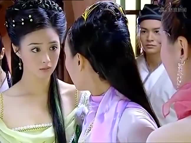 金吒变成金麒的样子求三公主黄儿原谅,却被黄儿赶出门