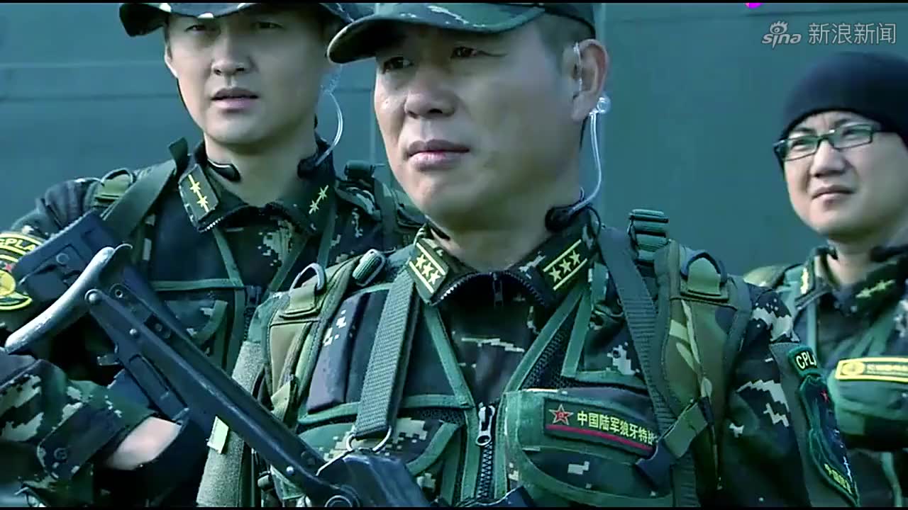特种兵何晨光被数十把枪对着,他却丝毫不慌!