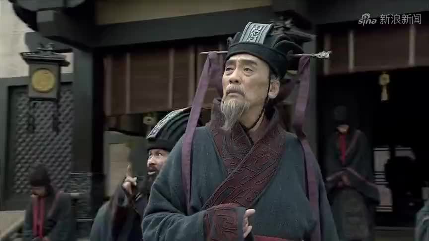 新三国:董卓的府邸比皇宫还气派,引得众大臣窃窃私语,心里不满