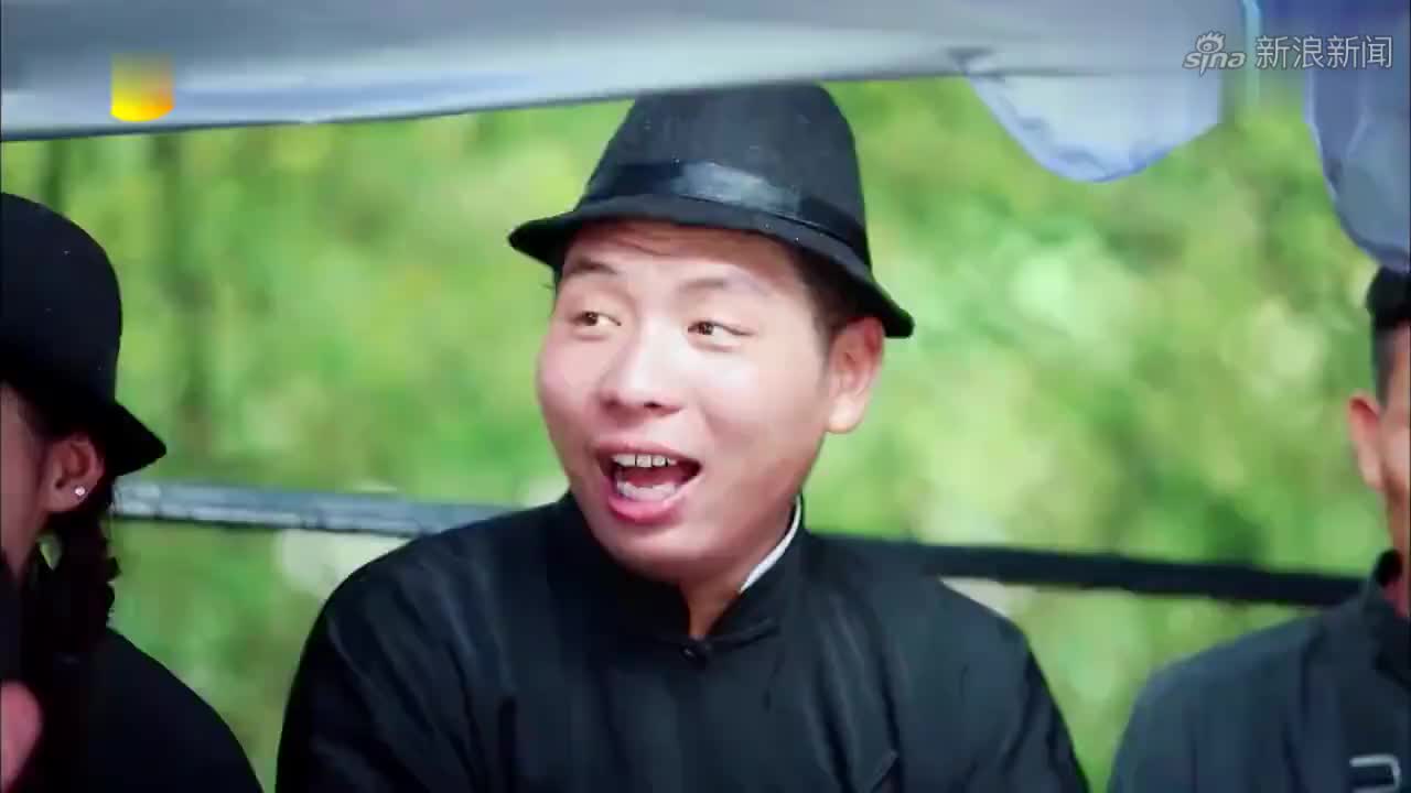 摇啊笑啊桥:小姐姐跳肚皮舞,帅哥们都看直眼了,立马出手帮忙