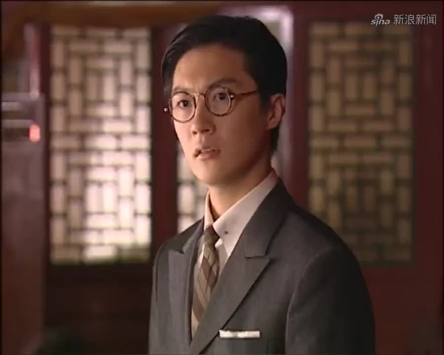 金粉世家:柳春江看着树叶,不免睹物思人,思念着小怜的面容!