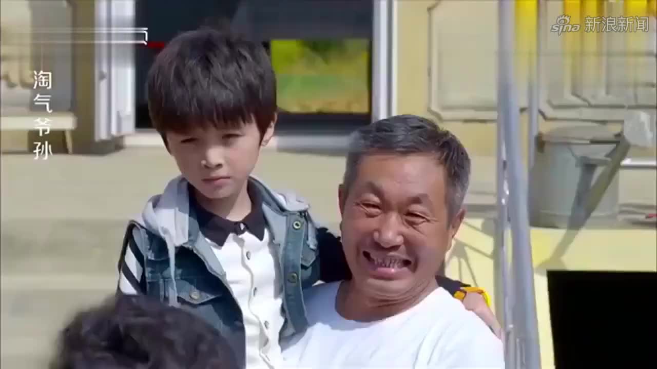 淘气爷孙:熊孩子玩摄像机,无意录下犯罪过程,精彩!