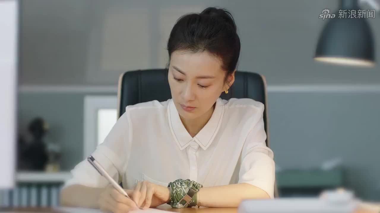 生活万岁:董春香独自一人坐在车里感到无奈,耀平接到志玲电话