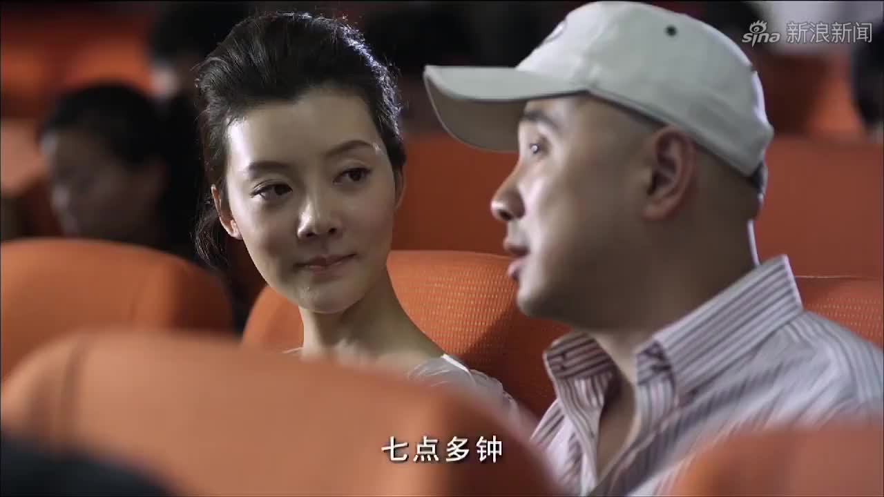 曹小强对着玻璃整理仪容,徐若云在一边看到,她会咋办