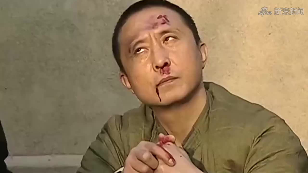 肖云柱被几个男子打了一顿,从怀里掏出菜刀,不料对方竟拿着枪!