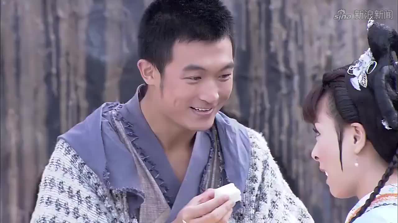 张伟喂小莲吃糕点,结果把小莲喂到噎住,哈哈