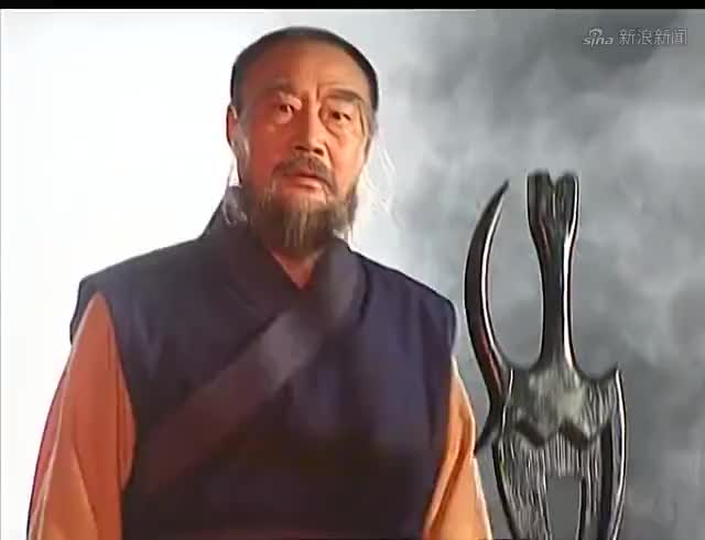 绝世好剑被开锋,瞬间光芒四射,众人看的都惊呆了