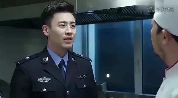 警察锅哥:歹徒进店持枪抢劫,女警花撞见,二话不说追上去!