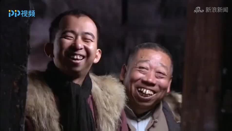 箭在弦上:乐手忘情演奏潸然泪下,却不知早已被盯上!很危险!