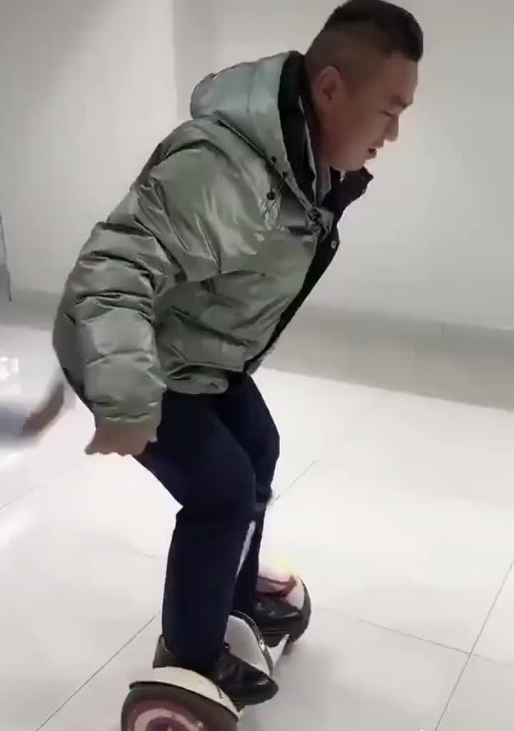 哈哈,笑死我了,隔壁吴老二脑血栓二十多年了都没你动作标准