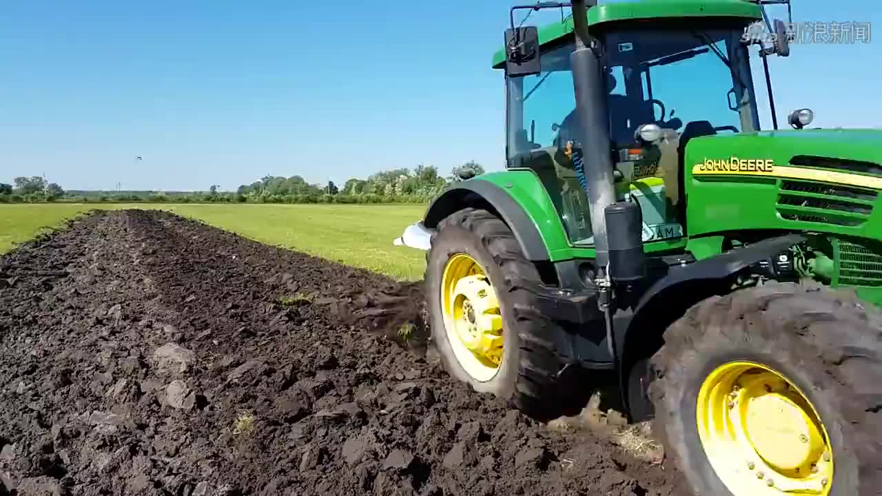 拖拉机翻过土,才知道什么才是"黑土地",真肥啊!