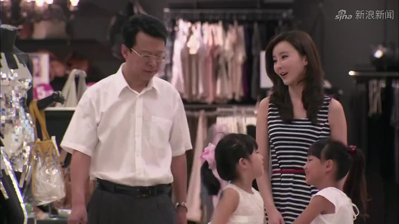 安然被路人说成何正中老婆,却丝毫不辩解,反而心中沾沾自喜!