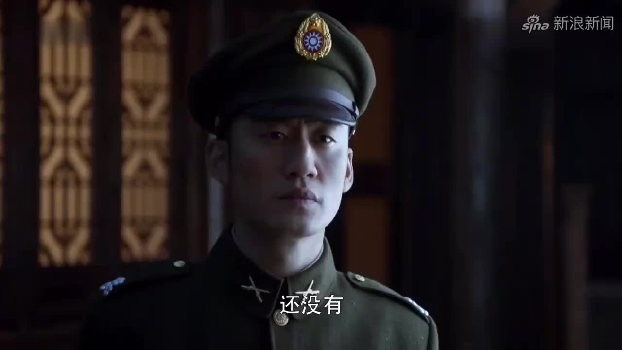 老虎队刚成立,没想到行军途中三名队友跑去老乡家喝酒,队长大怒