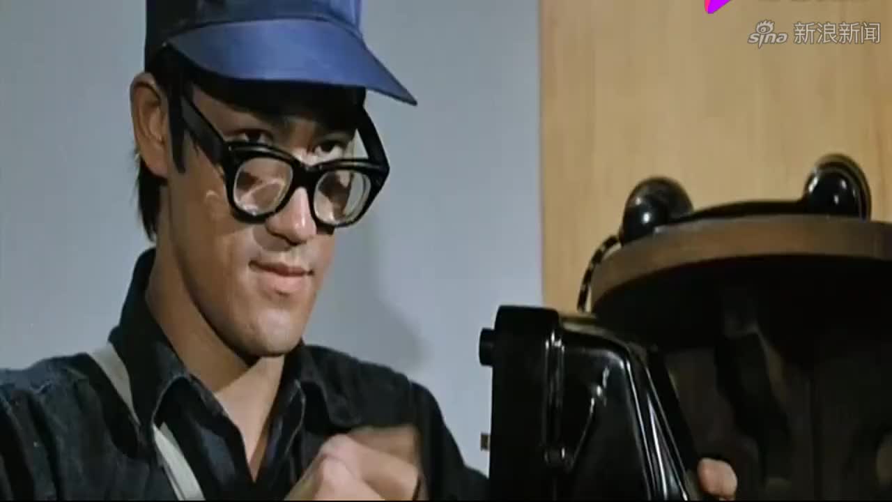 精武门,外国高手徒手掰弯铁棍,李小龙看完微微一笑表示无压力!