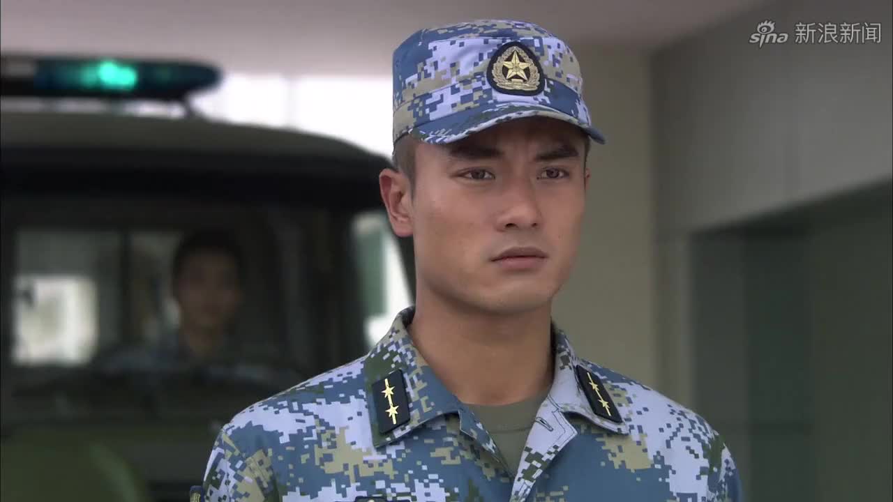 火蓝刀锋:乌云在打枪,鲁炎却只能给押子弹,这待遇差得太多