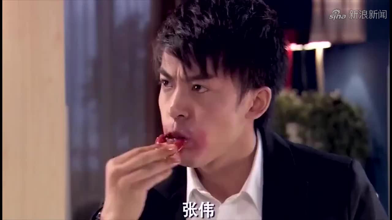 爱情公寓:张伟狂吃小龙虾,一菲看见了,发觉情况似乎有些不对!
