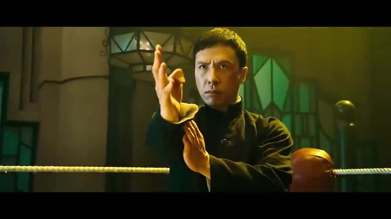 叶问挑战西洋拳手,西洋拳手开始挺猛,叶问一发力他就不行了