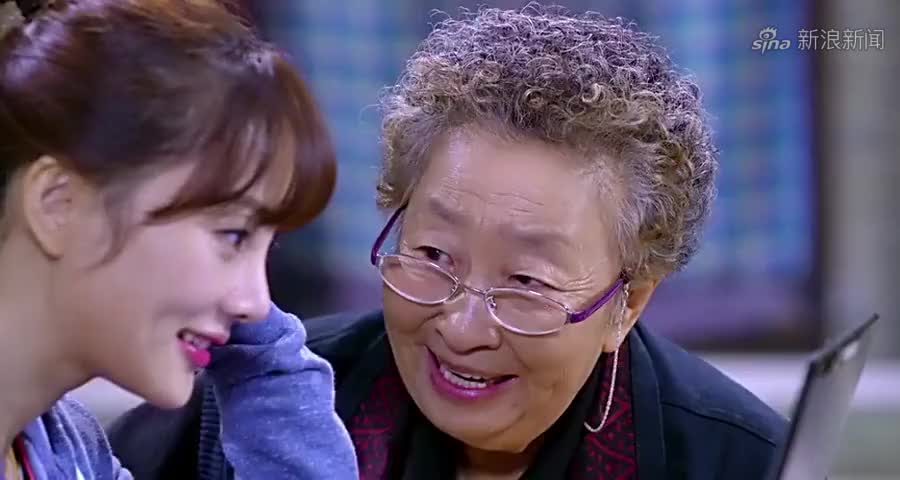 淘气爷孙:孙子对一桌菜没胃口,要吃奶奶做的,气得外婆埋头吃饭
