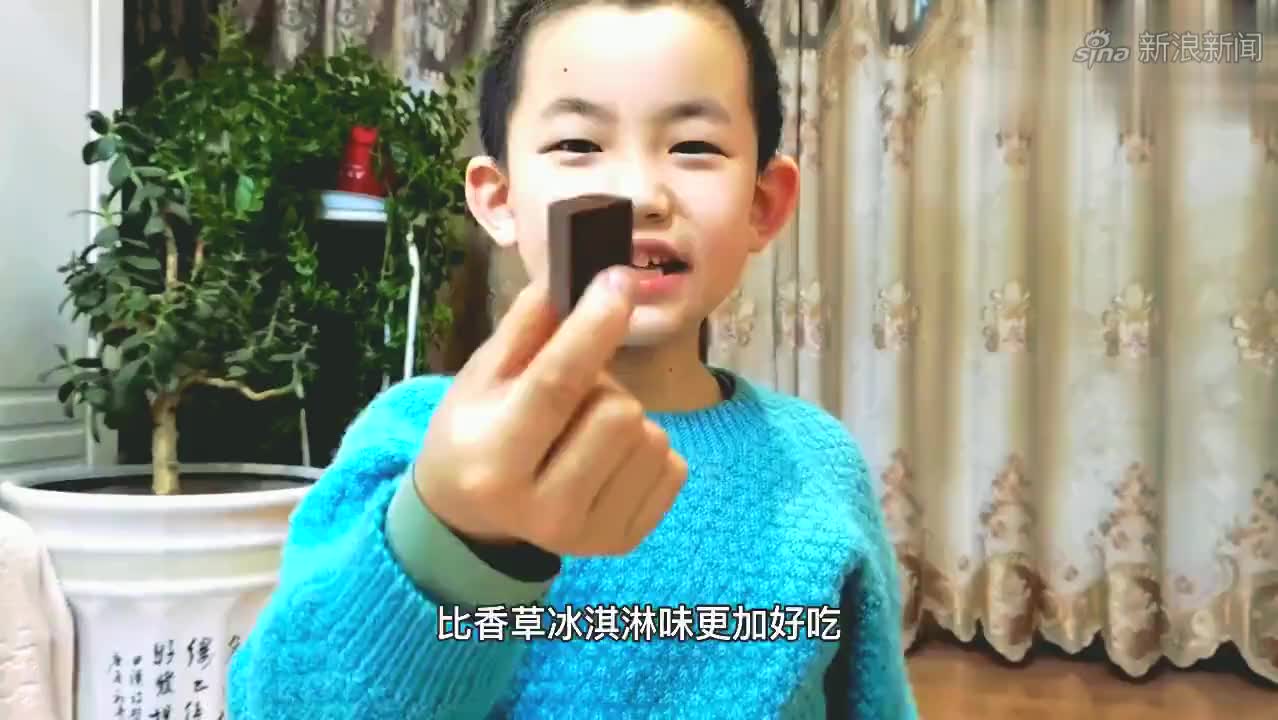 小男孩夜宵零食,试吃巧克力,百草味太好吃,你喜欢吃哪个味道?