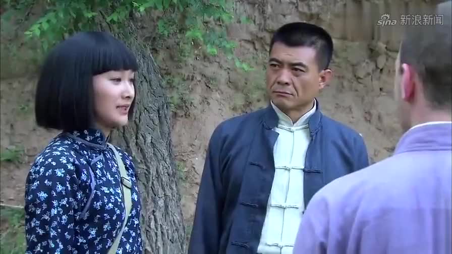 抗日奇侠:众人告别江森,江森与童可心进行吻手礼,引大鹏不解!